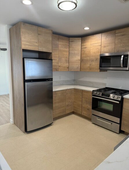 Building Photo - 2427 3rd Ave