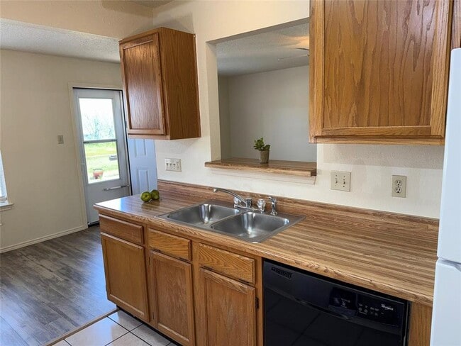 Building Photo - 6109 Parkwood Dr