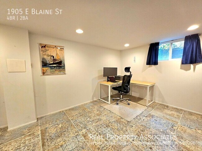 Building Photo - 1905 E Blaine St