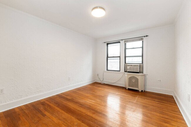 Building Photo - 67-135-135 Burns St