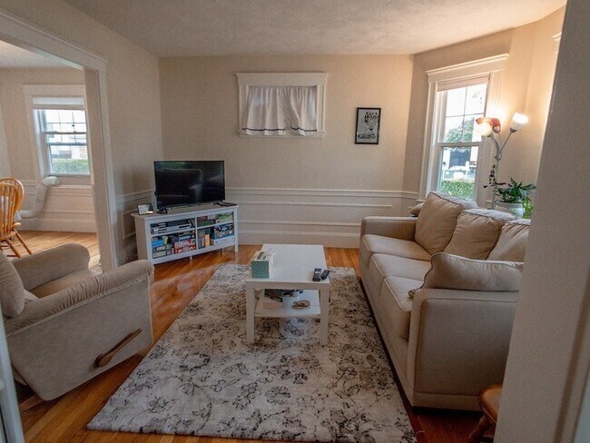 Building Photo - 21 Bradwood St