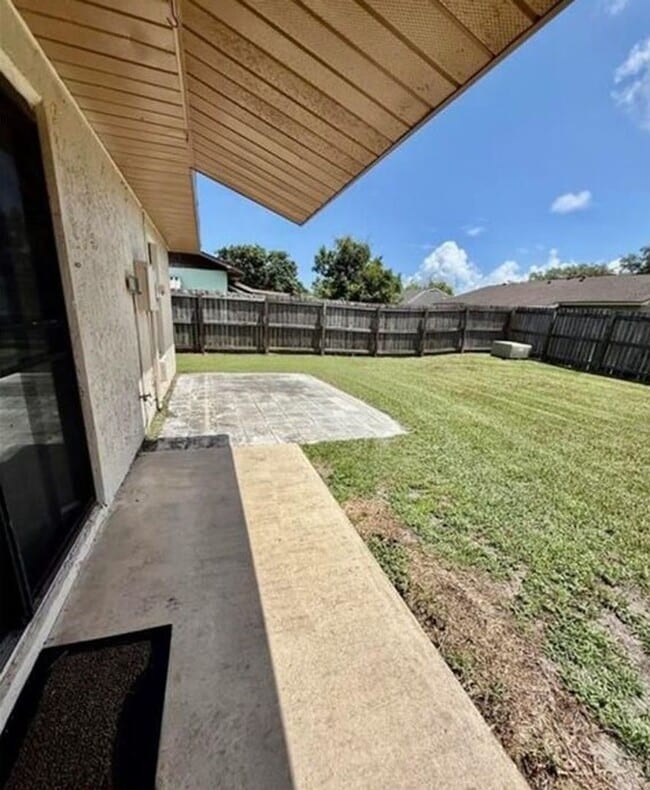 Building Photo - 2 bed 2 bath 2-plex with 1000 sf. and gara...