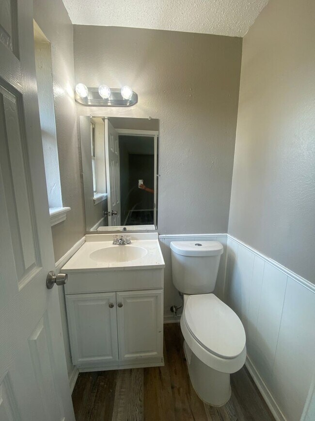 Building Photo - Charming 5 Bedroom House