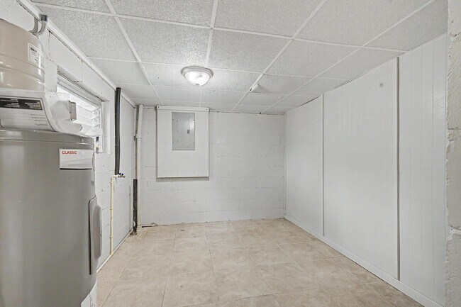 Building Photo - 560 N 72nd Ave
