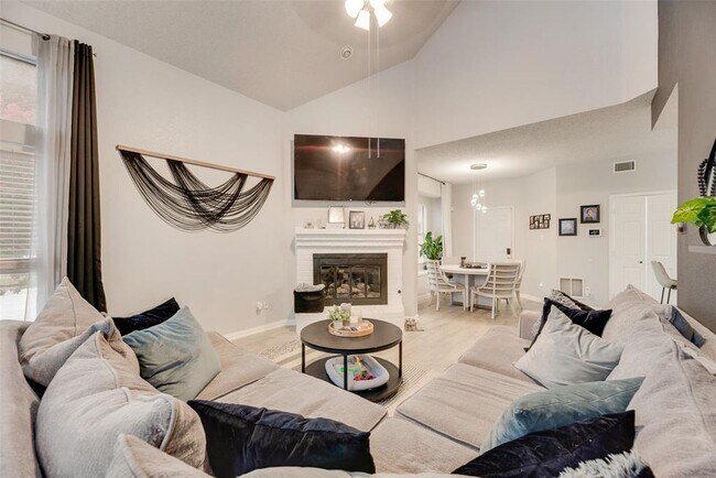 Building Photo - 4477 Sierra Dr