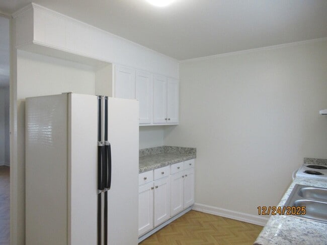 Building Photo - 326 W Hampton Ave