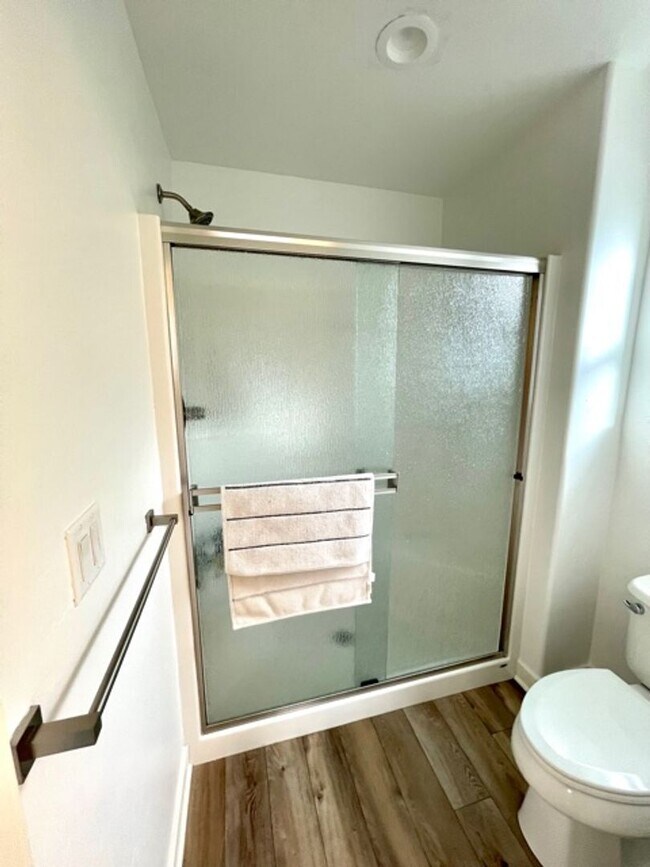 Building Photo - Newer home located in The Bridges community!