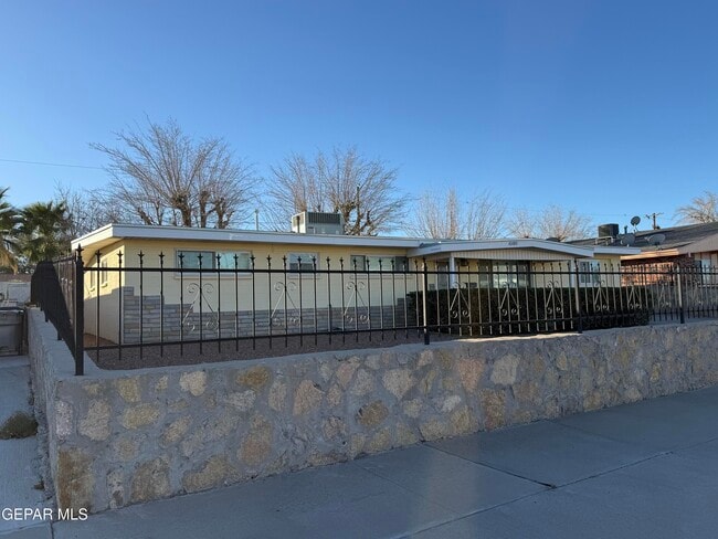 Building Photo - 10180 Saigon Dr