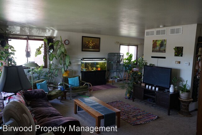 Building Photo - 5322 Milwaukee St