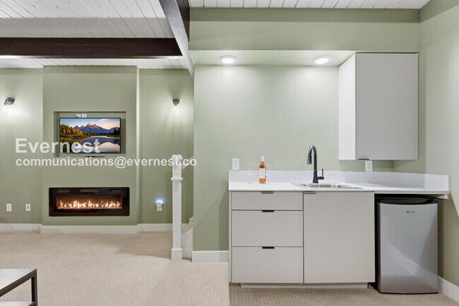 Building Photo - 4 Bed/3 Bath Townhome with Fenced Yard & Garage / Available Now!