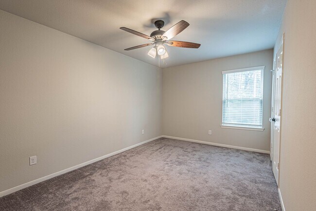 Building Photo - 165 Camelot Pl Ct