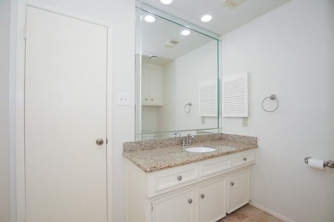 Building Photo - 3003 Planters St