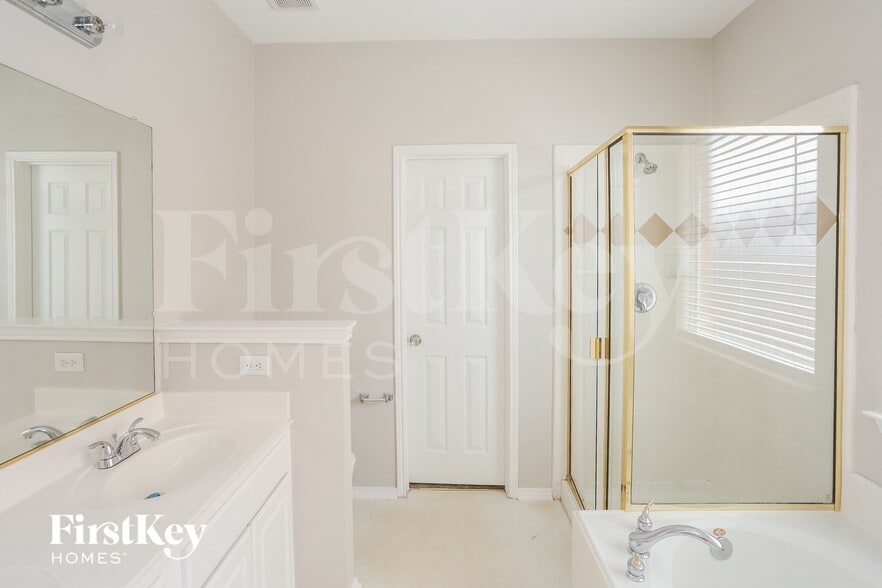 Building Photo - 3025 Meadowbrook Dr