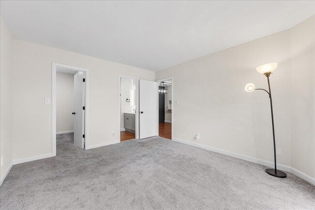 Building Photo - BEAUTIFULLY UPDATED!