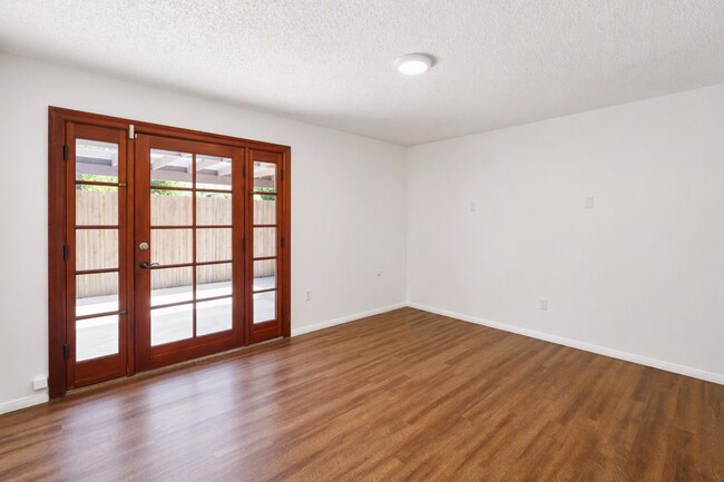 Building Photo - 220 Lilac Ct