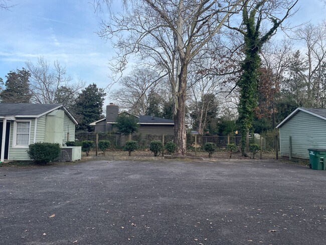 Building Photo - 2 Bed, 1 Bath Apartment