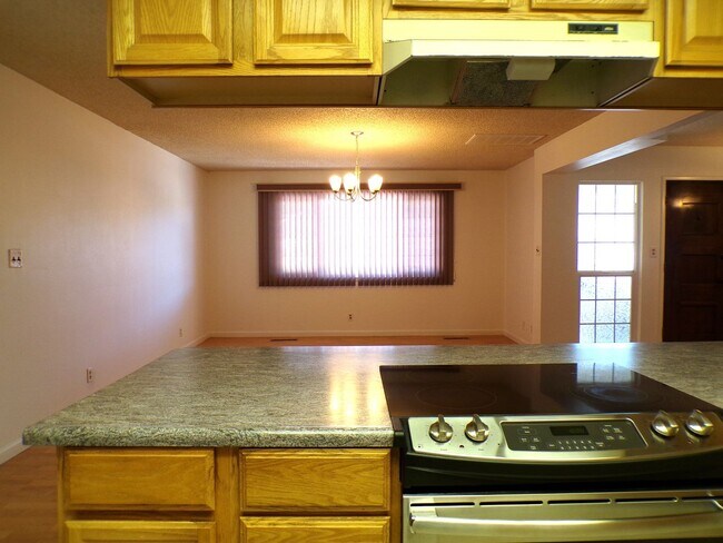 Building Photo - Charming 3 bedroom Home Near Beyer High School