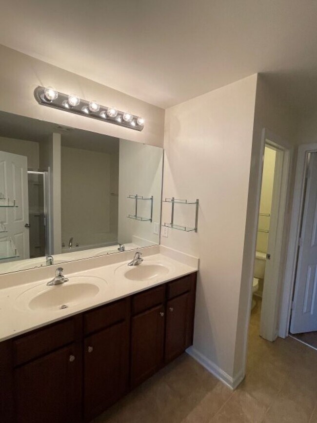 Building Photo - Lovely 5 Bed 3 Bath Home with Community Am...