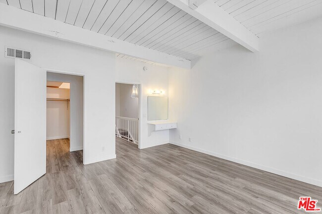 Building Photo - 5447 Zelzah Ave