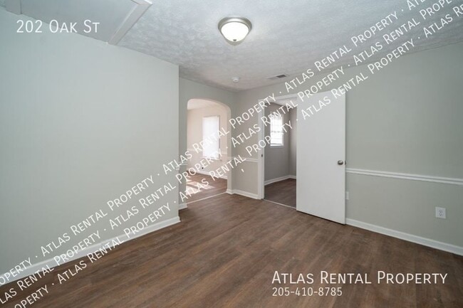 Building Photo - 202 Oak St