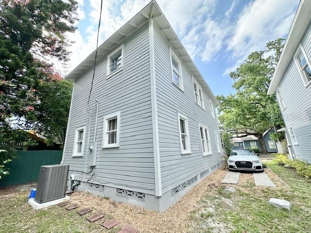 Building Photo - 305 W 9th St