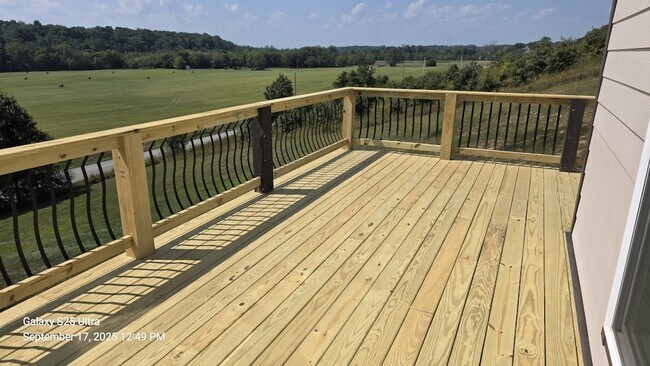 Building Photo - 37 Lakeview Dr