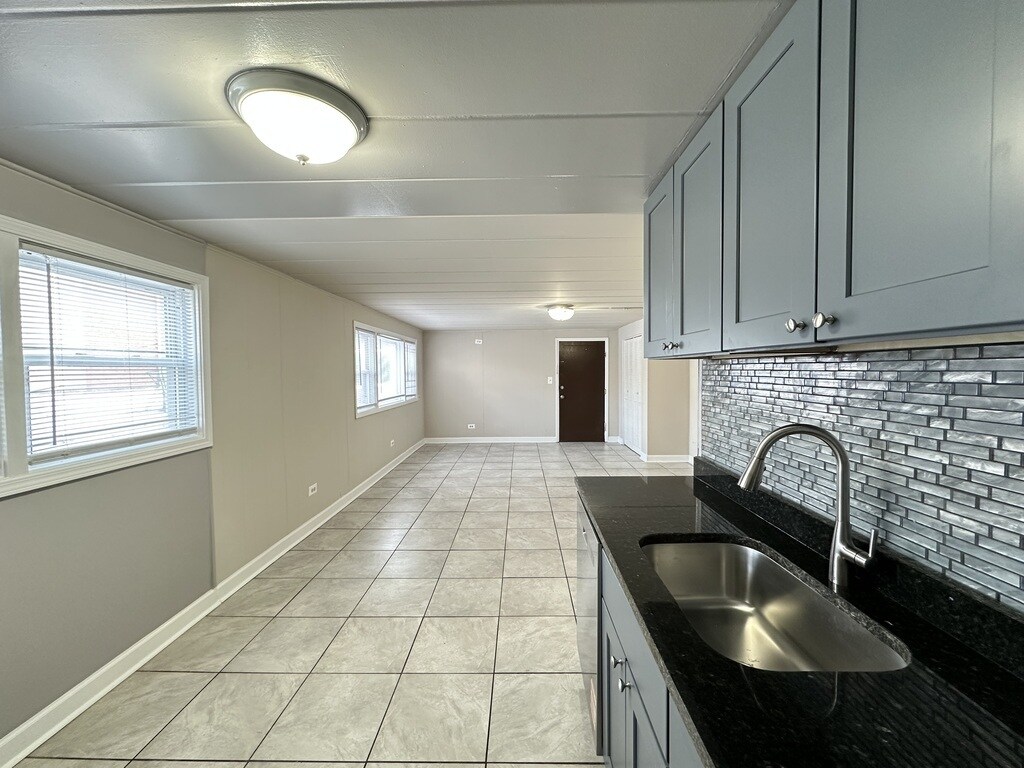 Building Photo - 9632 Ivanhoe Ave