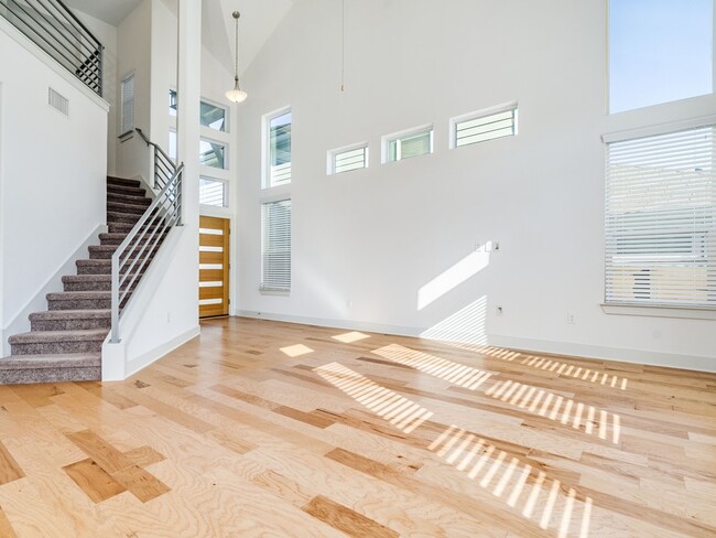 Building Photo - 2215 Capulet St