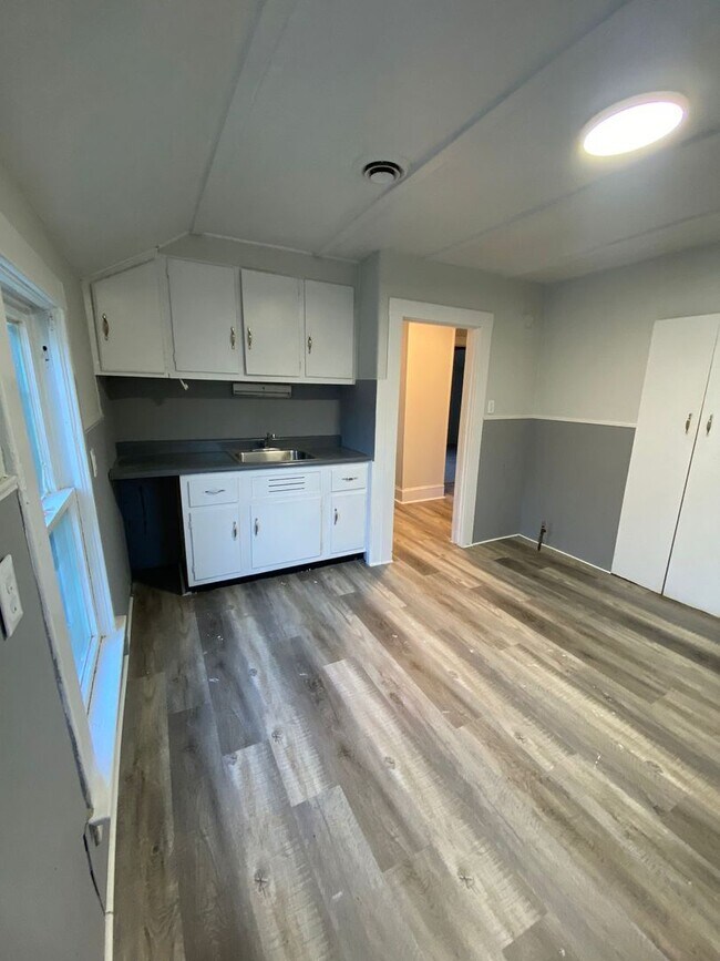 Building Photo - 1 Bedroom Apartment - Now Available!