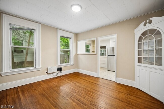Building Photo - 102 2nd St