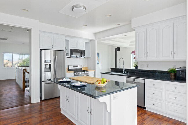 Building Photo - Spacious 7-Bedroom Home with Ocean Views i...