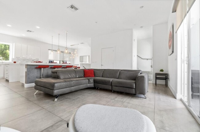 Building Photo - 1367 N Ocean Blvd