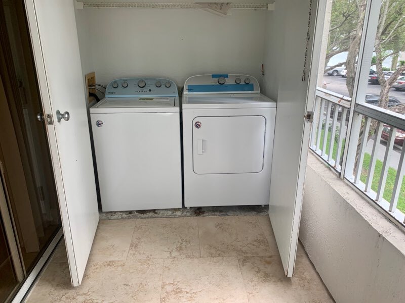 Building Photo - 2881 N Oakland Forest Dr