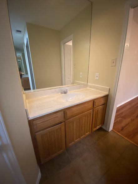 Building Photo - 1925 Willow Vale Dr