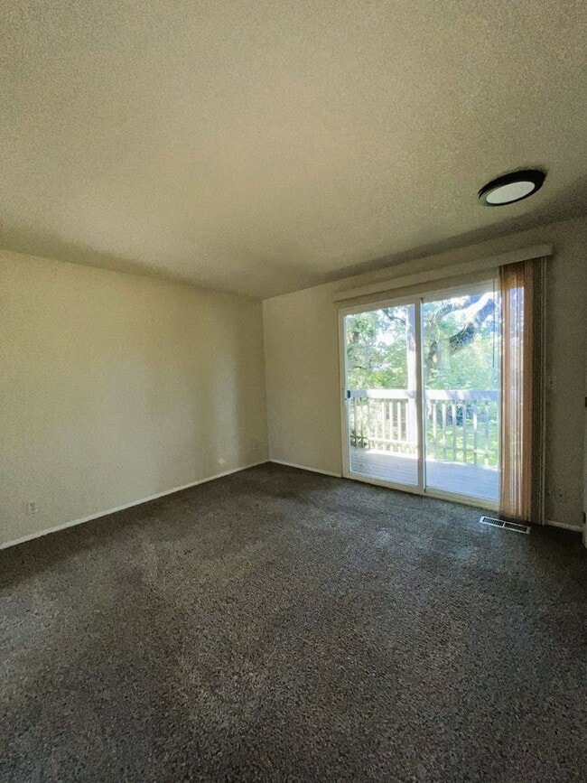 Building Photo - 2 Bedroom 2.5 Bathroom Townhome $500 Move-In Concession