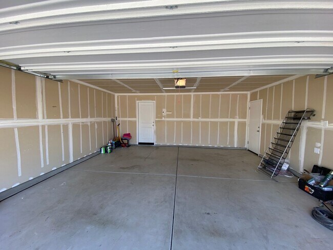 Building Photo - Gorgeous 5 BD 3 BA home available for rent...