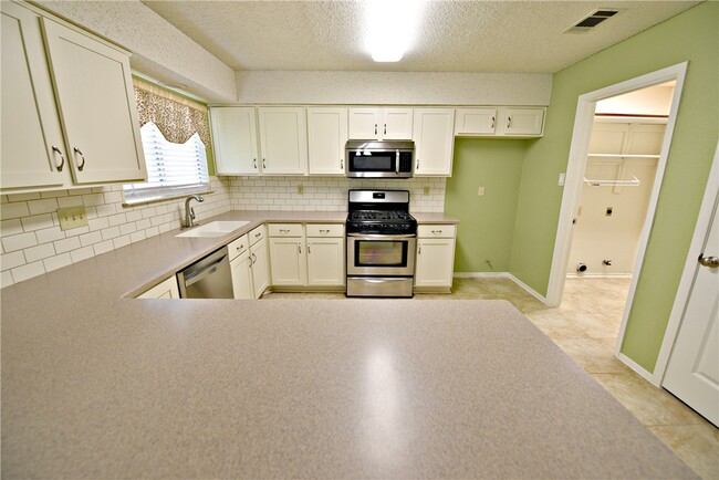 Building Photo - 4604 Pelham Dr