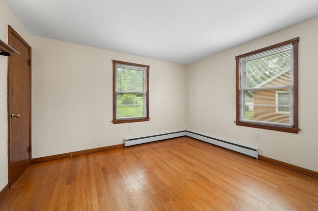 Building Photo - 204 Dunham St