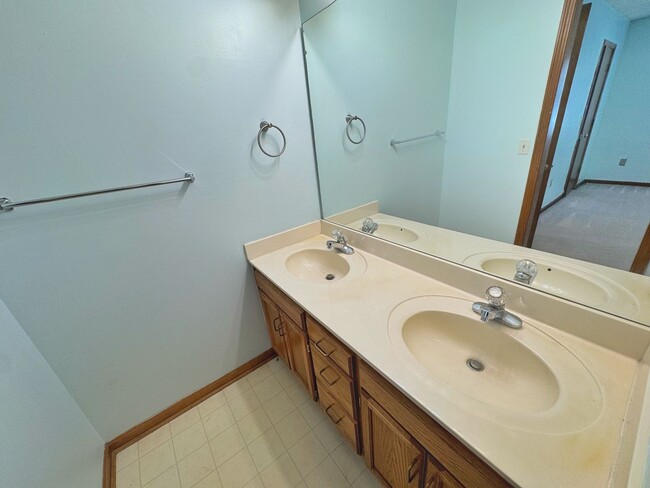 Building Photo - Comfortable Living