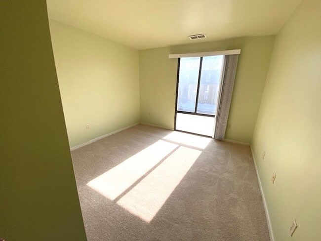Building Photo - Two Bedroom Condo on 2nd Floor