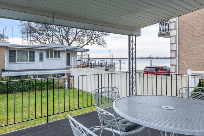 Building Photo - 10 Pell Pl