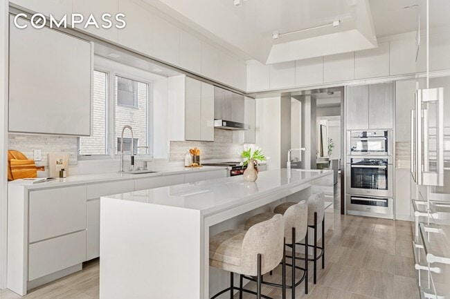 Building Photo - 135 E 38th St