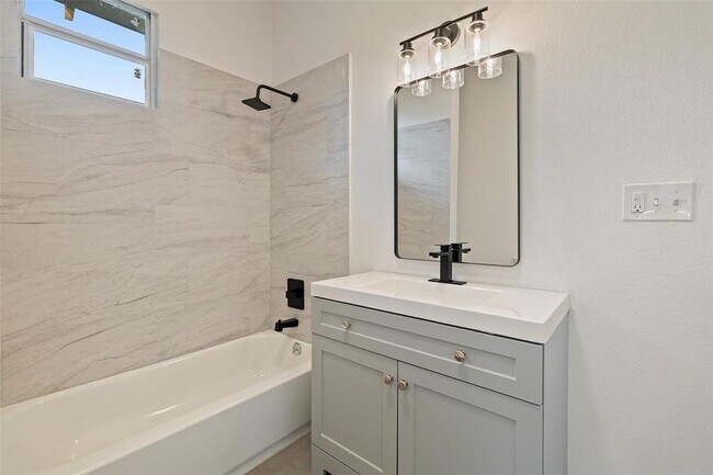 Building Photo - 707 W 7th St