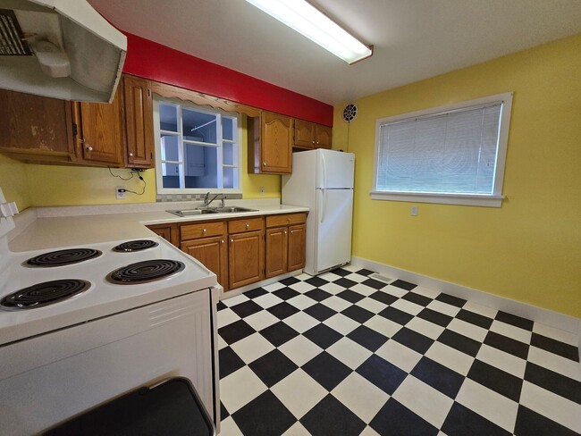 Building Photo - 4 bed, 1 bath House with 1 car garage