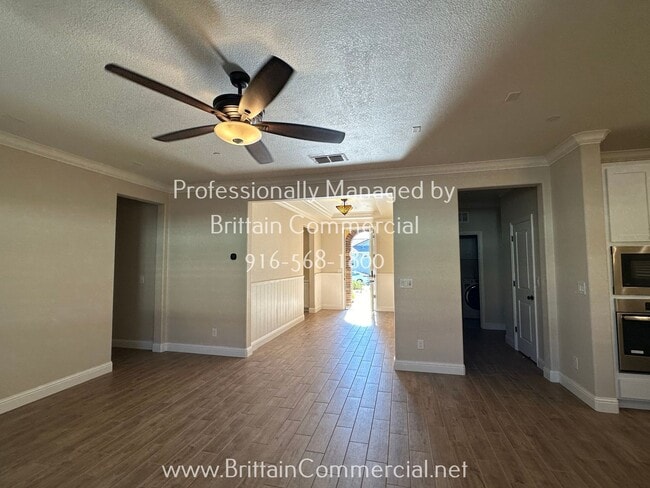 Building Photo - Stunning All Single Story 3 Bedroom, 2.5 B...