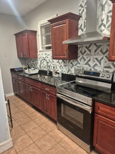 Building Photo - 35 Algonquin St