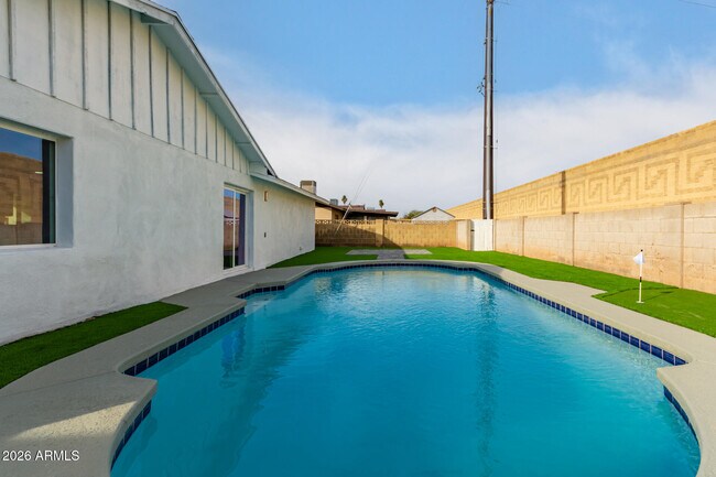 Building Photo - 516 E Greenway Dr