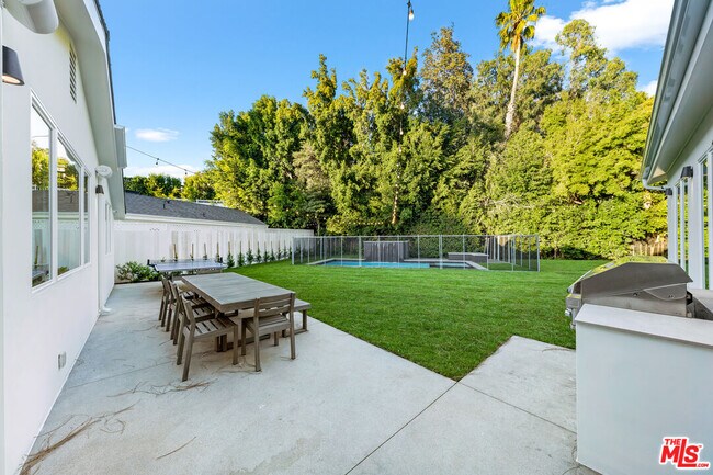 Building Photo - 530 S Bentley Ave