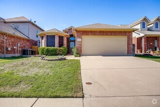 Building Photo - Your Private 3 bed, 2 Bath Oasis Awaits in...