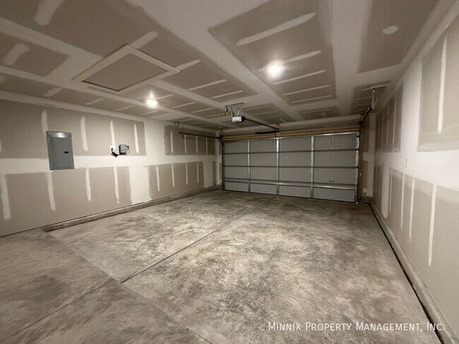 Building Photo - 2010 Cottonwood Ave